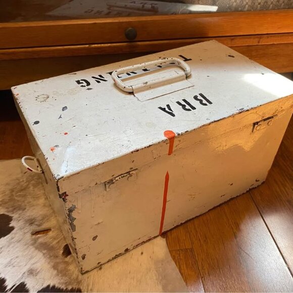 Vintage Metal Case - Picture 2 of 3